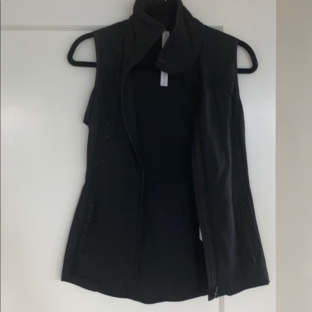 Lululemon Vest (never worn)